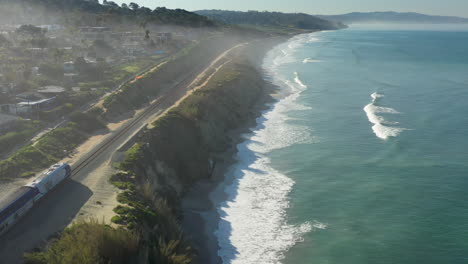 Trainieren-Sie-Entlang-Der-Klippen-Von-Del-Mar-Mit-Dem-Meer-Unter-Ihnen