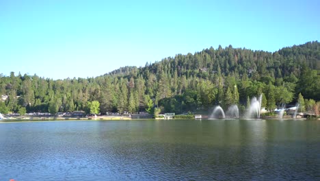 Wasserfahrräder-Am-Strand-Geparkt