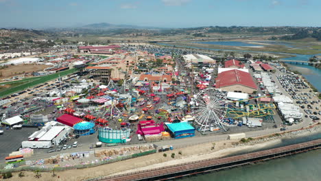 Paso-Elevado-Panorámico-De-La-Feria-Del-Condado-De-San-Diego-En-Del-Mar