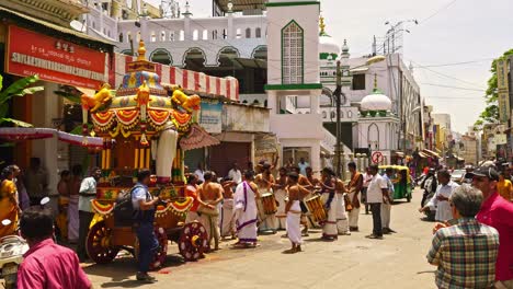 Gläubige-Vor-Einem-Narasimha-Swamy-Hindu-Tempel-In-Bangalore,-Indien,-Bereiten-Einen-Schrein-Vor,-Während-Musiker-Trommeln-Schlagen