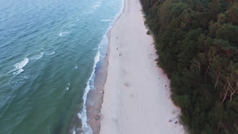 Glatte-4K-Drohnenaufnahmen-Von-Der-Ostseeküste