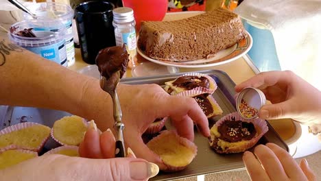 icing-and-decorating-home-made-cup-cakes