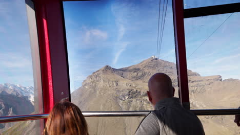 Las-Impresionantes-Vistas-De-La-Cordillera-Son-Apreciadas-Por-Los-Turistas-Mientras-Dan-Un-Paseo-En-Teleférico.