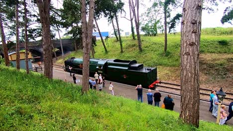 Locomotora-De-Vapor-Saliendo-De-La-Plataforma-En-El-Hipódromo-De-Cheltenham