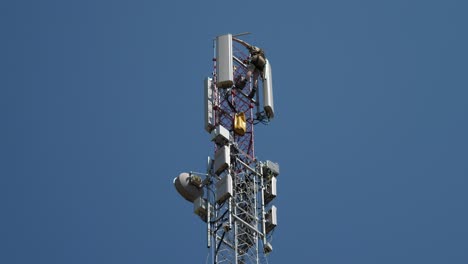 Alpinista-Industrial-Instalando-Antenas-De-Telecomunicaciones-En-La-Torre-De-Comunicaciones