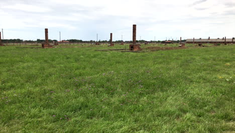 Schornsteine-Sind-Das-Einzige,-Was-Auf-Diesem-Feld-Von-Der-Kaserne-In-Auschwitz-II-Birkenau-übrig-Geblieben-Ist