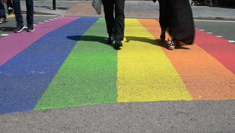 Paso-De-Peatones-De-Rainbow-Street-En-La-Intersección-De-Londres-Para-El-Orgullo-Gay,-Mes-Del-Orgullo,-Toma-De-ángulo-Bajo,-Cámara-Estática,-Día,-Tiempo-Real