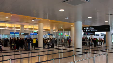 Gente-Esperando-En-El-Aeropuerto