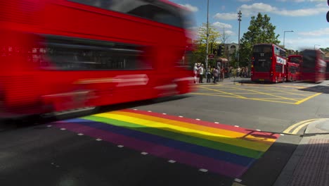 Lapso-De-Tiempo-De-La-Intersección-En-Londres-Con-El-Cruce-Peatonal-Del-Arco-Iris-Para-El-Orgullo-Gay,-Mes-Del-Orgullo,-Tiro-A-La-Altura-De-Los-Ojos,-Cámara-Estática,-Día