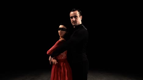 La-Pareja-Baila-En-El-Estudio-Negro.