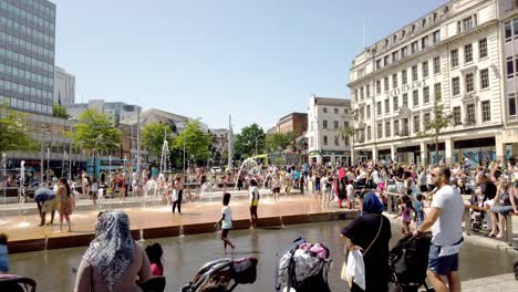 Familien-Und-Menschen-Aus-Allen-Gesellschaftsschichten-Erfrischen-Sich-An-Einem-Heißen-Tag-Inmitten-Einer-Englischen-Hitzewelle-In-Den-Brunnen-Am-Alten-Marktplatz-In-Nottingham