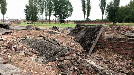 Caminando-Cerca-De-Los-Escombros-Del-Crematorio-Destruido-En-Auschwitz-II-Birkenau