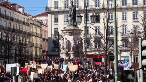 Toma-Estática-De-Estudiantes-En-Huelga-Desde-La-Escuela-Por-Un-Futuro-Climático-Seguro.