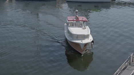 Bootsanlegestelle-Im-Hafen-Von-Long-Beach-In-Der-Nähe-Des-Strandes-Im-Sommer