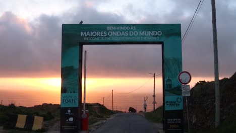 Welcome-to-the-biggest-waves-in-the-world-sign-in-Nazaré-beach,-Portugal