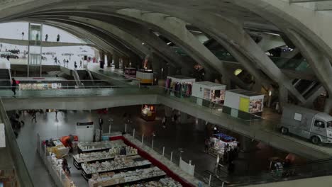 Menschen,-Die-Zur-Hauptverkehrszeit-Am-Oriente-Bahnhof-In-Lissabon-Vorbeikommen