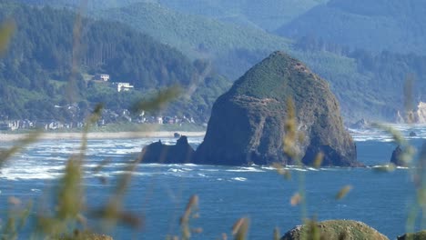 Playa-De-Cañón-Con-Roca-De-Pajar-Rodeada-De-Agua