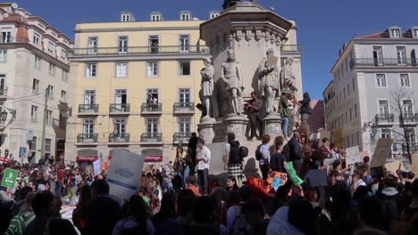 Toma-Panorámica-De-Un-Estudiante-En-Huelga-Desde-La-Escuela-Por-Un-Futuro-Climático-Seguro-En-Lisboa,-Portugal.