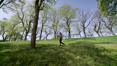 Gimbal-Aufnahme-Eines-Touristen,-Der-Durch-Den-Park-Der-Festung-Akershus-In-Oslo,-Norwegen,-Spaziert