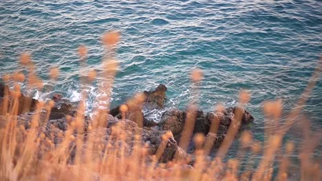 Vista-Al-Mar-Desde-Un-Acantilado-Con-Rocas-Y-Olas