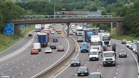 Überfüllte-Autobahnen-Verursachen-Umweltverschmutzung-Durch-Langsam-Fahrende-Fahrzeugabgase