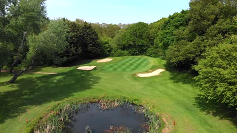 Suave-Paso-Aéreo-Del-Putting-Green-De-Golf-Inglés,-Bunker-Y-Estanque