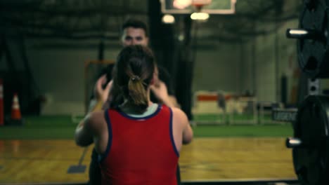 El-Hombre-Le-Lanza-Una-Pelota-A-Una-Mujer-Durante-El-Ejercicio-En-El-Gimnasio.