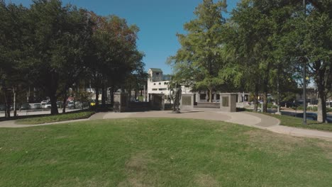 Una-Vista-Aérea-Ampliada-Del-Monumento-A-George-Hw-Bush,-Diseñado-Por-Chas-Fagan,-Ubicado-En-El-Parque-Sesquicentenario-En-El-Centro-De-Houston,-Texas