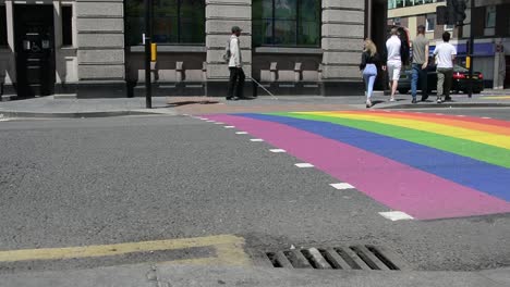 Menschen-Am-Fußgängerüberweg-Der-Rainbow-Street-An-Der-Kreuzung-In-London-Für-Gay-Pride,-Pride-Month,-Aufnahme-Auf-Augenhöhe,-Statische-Kamera,-Tag,-Echtzeit