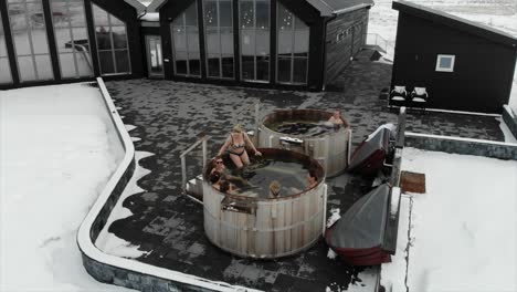 Personas-En-Trajes-De-Baño-Disfrutan-De-Un-Agradable-Jacuzzi-Al-Aire-Libre-En-Islandia