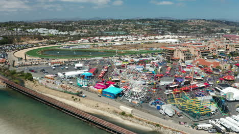 Paso-Elevado-De-La-Feria-Del-Condado-De-San-Diego-En-Del-Mar-Con-El-Hipódromo-Y-Las-Montañas-Al-Fondo