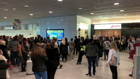 Mucha-Gente-Espera-En-El-Aeropuerto-A-Sus-Familiares-Y-Amigos.