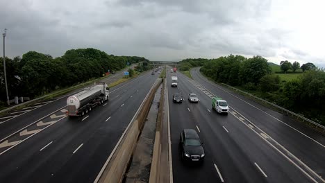 Zeitraffer-Einer-Stark-Befahrenen-Autobahn-An-Einem-Grauen,-Bewölkten-Tag