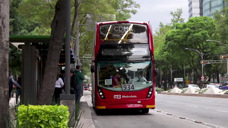 La-Gente-Sube-A-Bordo-Del-Metrobús-En-La-Ciudad-De-México.