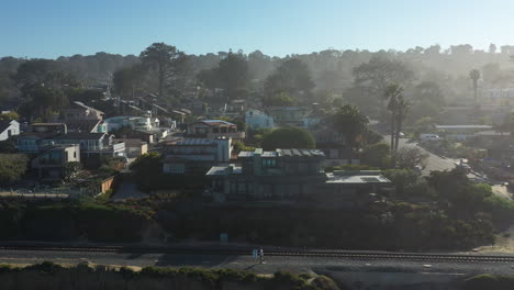 Caminantes-Y-Corredores-A-Lo-Largo-De-Los-Acantilados-Del-Sur-De-California-Frente-A-Hermosas-Casas.