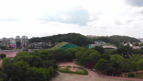 Aerial-gentle-rise-up-pedestal-above-park