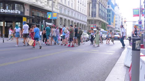 Menschen-überqueren-Die-Gran-Via,-Wenn-Die-Ampel-Auf-Grün-Schaltet