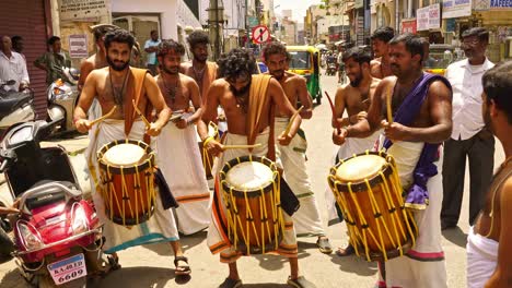 Gläubige-Vor-Einem-Narasimha-Swamy-Hindu-Tempel-In-Bangalore,-Indien,-Bereiten-Einen-Schrein-Vor,-Während-Musiker-Trommeln-Schlagen
