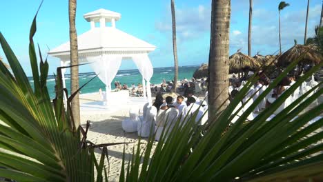 Elegante-Arco-De-Boda-En-La-Playa-Del-Mar-Caribe