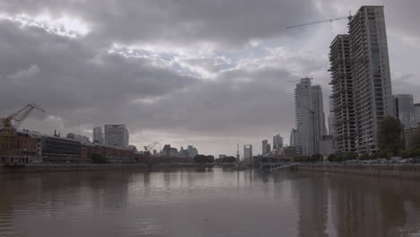 Nubes-Asombrosas-Sobre-El-Distrito-Federal-En-Buenos-Aires,-Argentina,-Vistas-Desde-El-Puente-Que-Conecta-Con-El-Centro