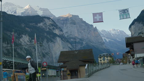 Der-Anblick-Eines-Beeindruckenden-Touristenortes-Mit-Einem-Atemberaubenden-Panorama-Gewaltiger-Schneebedeckter-Berge