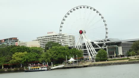 Blick-Auf-Das-Wheel-Of-Brisbane-Vom-Fluss-Aus-An-Einem-Bewölkten-Tag