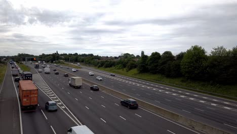 Zeitraffer-Starker-Autobahnverkehr-Mit-Diesel-Lkw-Und-Autos