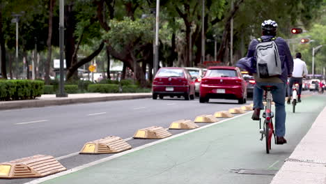 Menschen,-Die-Auf-Der-Straße-Fahrrad-Fahren