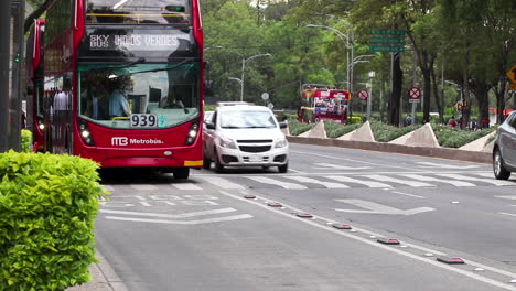 Metrobus-in-Reforma-Avenue,-Mexico-City