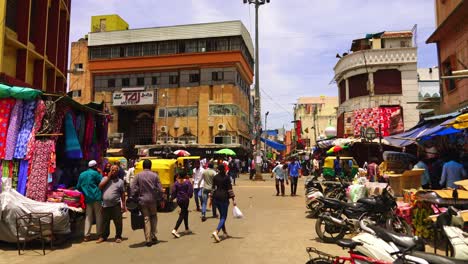 Shopping-crowds-in-Bangalore,-India-on-Commercial-Street