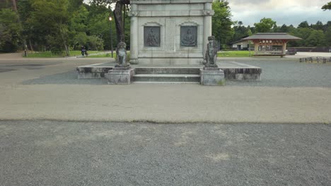 Die-Datum-Masamune-Statue-Schwenkt-Langsam-Vom-Boden-Zum-Farbenfrohen-Himmel,-Der-Im-Sommer-Im-Sommer-Aufgenommen-Wurde-Und-Den-Standort-Der-Aoba-Burg-Zeigt