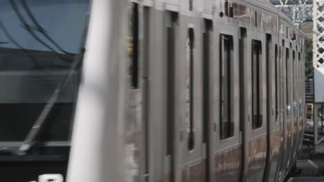 Train-arriving-at-station-in-Tokyo