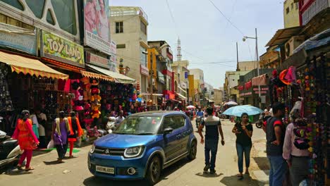 Multitudes-De-Compras-En-Bangalore,-India,-En-La-Calle-Comercial.