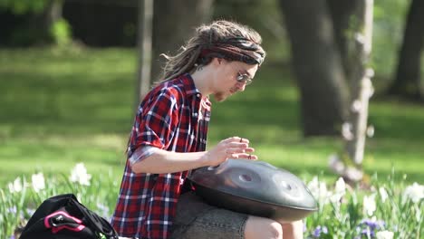 Persona-Tocando-Un-Hang-Drum-En-El-Parque-Del-Palacio-Real-De-Oslo,-Noruega